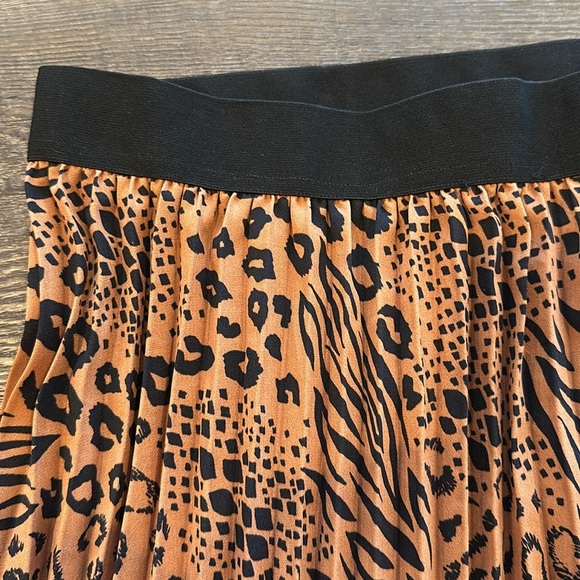 GiGiO 1XL Abstract Animal Print Pull On Pleated Midi Skirt - Picture 3 of 9